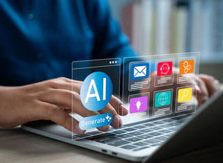 Inversor principiante en criptomonedas que aprende las nociones esenciales del trading automatizado con IA