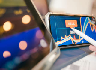 Operador de múltiples mercados que evalúa alternativas de forex, Bitcoin y Ethereum