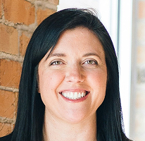 Retrato de Sophie Hartwell, responsable de atención al cliente, integrante del equipo de servicio